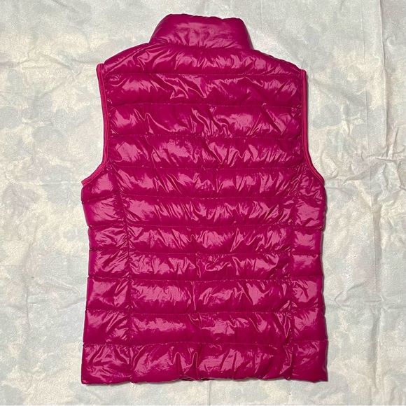 Lightweight down vest fuchsia color with zipper closed pockets US Women Size S - Picture 2 of 6